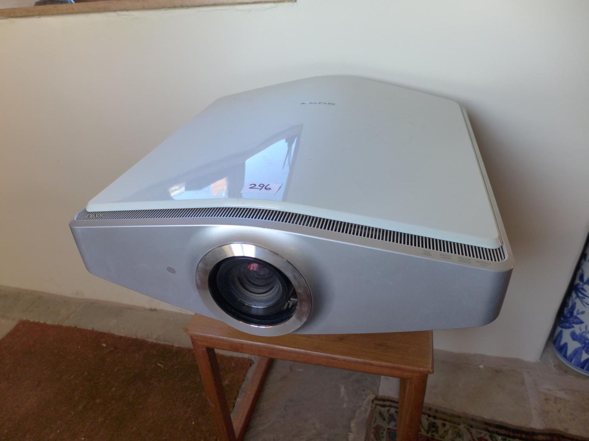 A SONY VPL-VW100 SXRD HOME CINEMA PROJECTOR, 1080P, LAMP 2337 HOURS, REMOTE CONTROL, POWER CABLE,