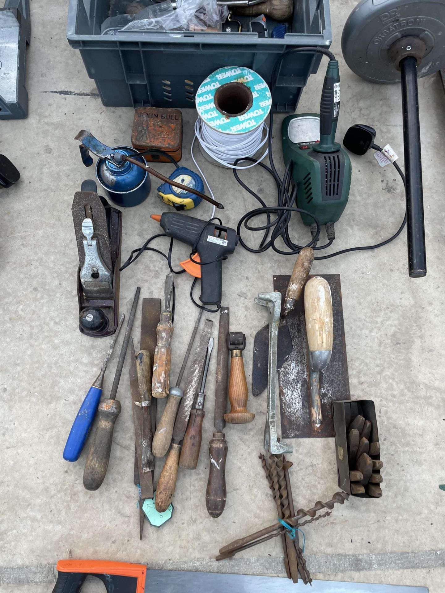 AN ASSORTMENT OF HAND TOOLS TO INCLUDE A WOOD PLANE, FILES AND AN OIL CAN ETC - Image 2 of 3