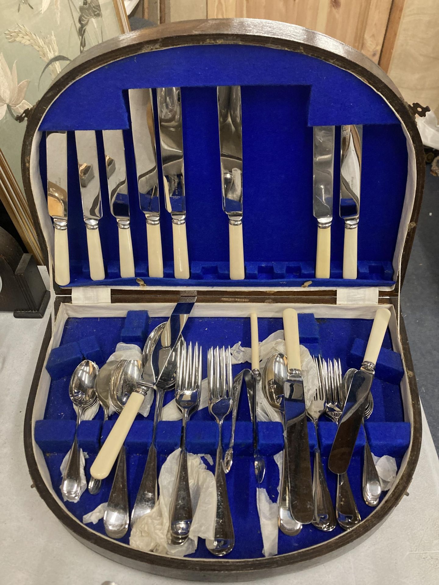 A VINTAGE OAK CASED CANTEEN OF CUTLERY, JOHN ROUND & SON, SHEFFIELD