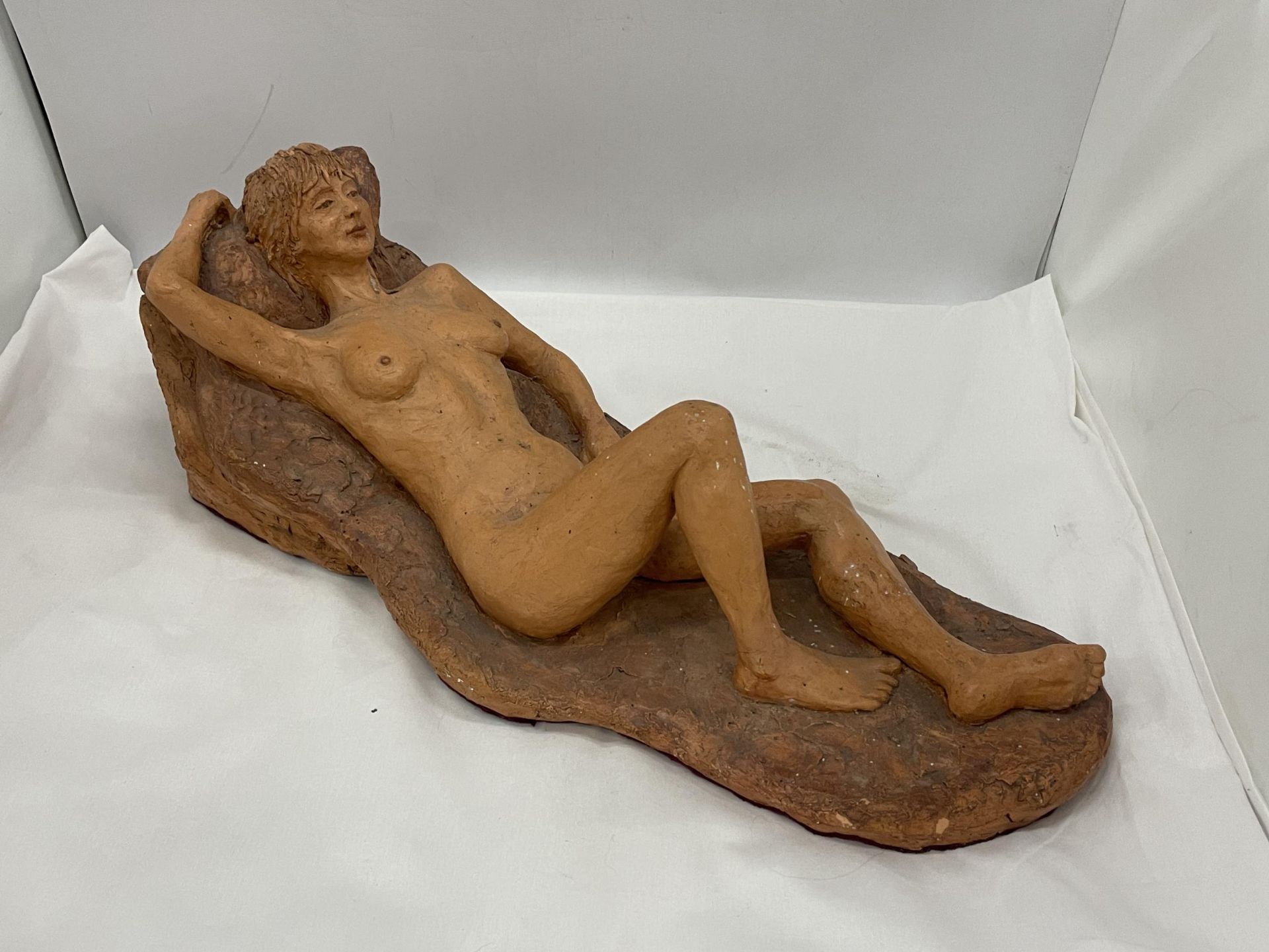 A STUDIO POTTERY SCULPTURE OF A NAKED LADY - Image 2 of 4