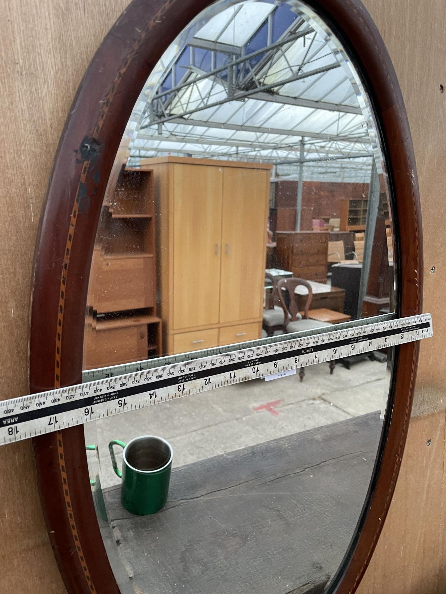 AN OVAL MAHOGANY AND INLAID EDWARDIAN MIRROR - Image 2 of 3