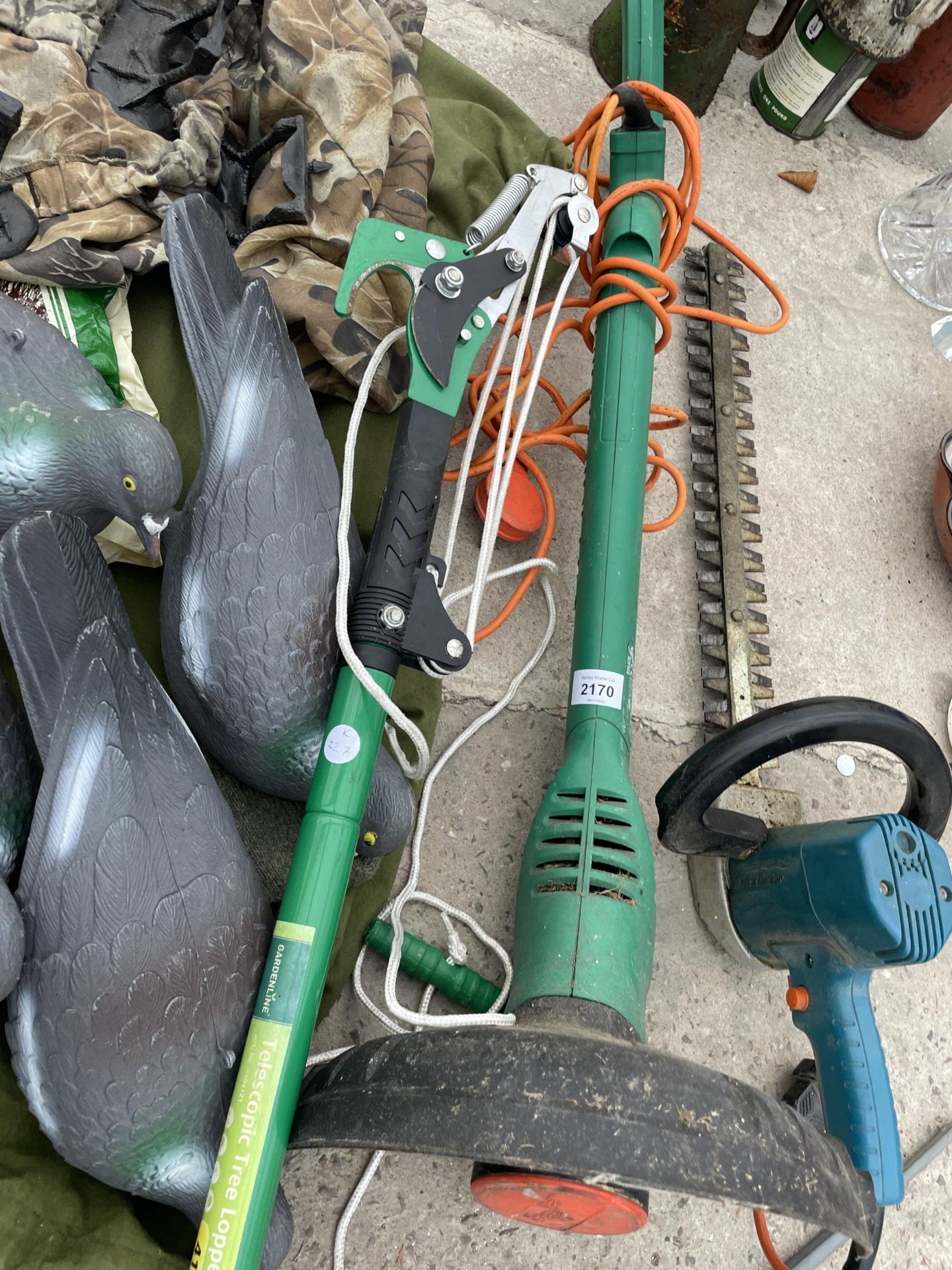 AN ASSORTMENT OF ITEMS TO INCLUDE DECOY PIGEONS AND AN ELECTRIC HEDGE TRIMMER ETC - Image 3 of 3