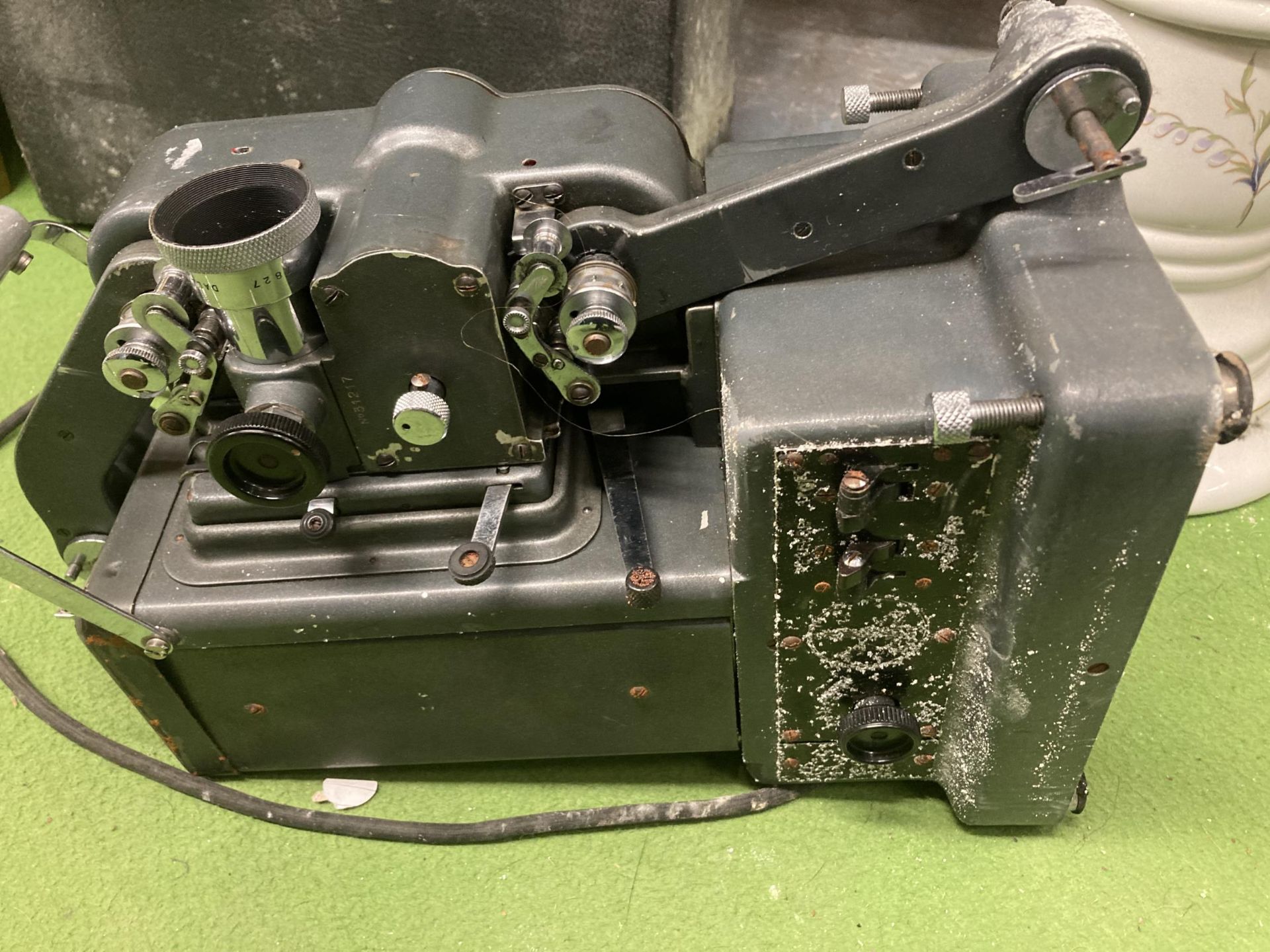 A VINTAGE PROJECTOR IN A WOODEN BOX WITH TOOL KIT - Image 4 of 7