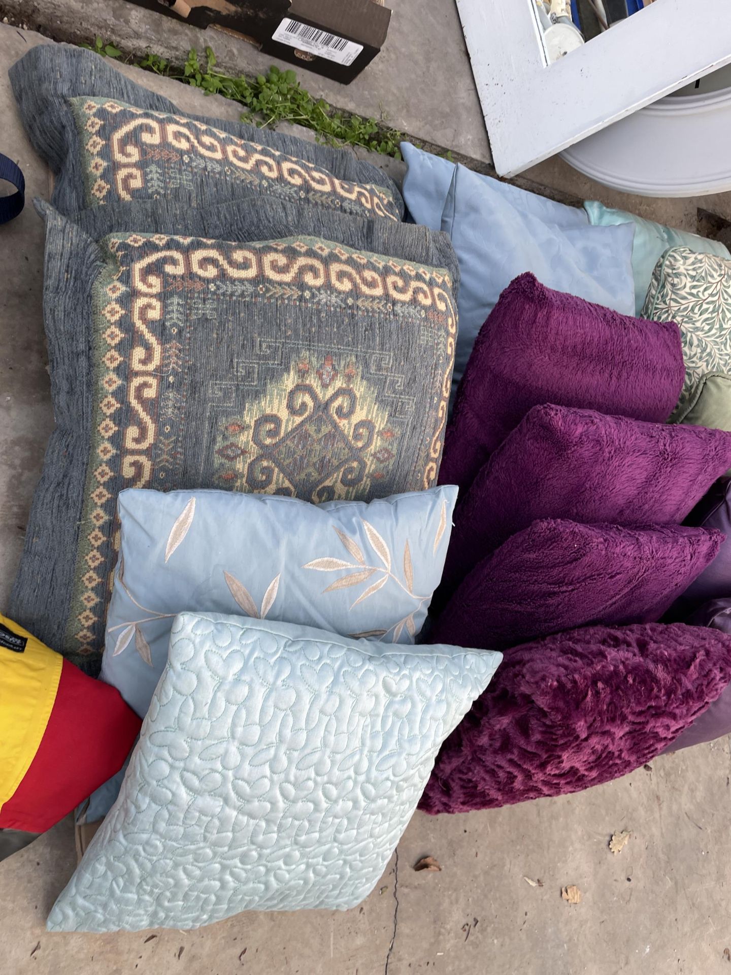 A LARGE ASSORTMENT OF SCATTER CUSHIONS - Image 2 of 2
