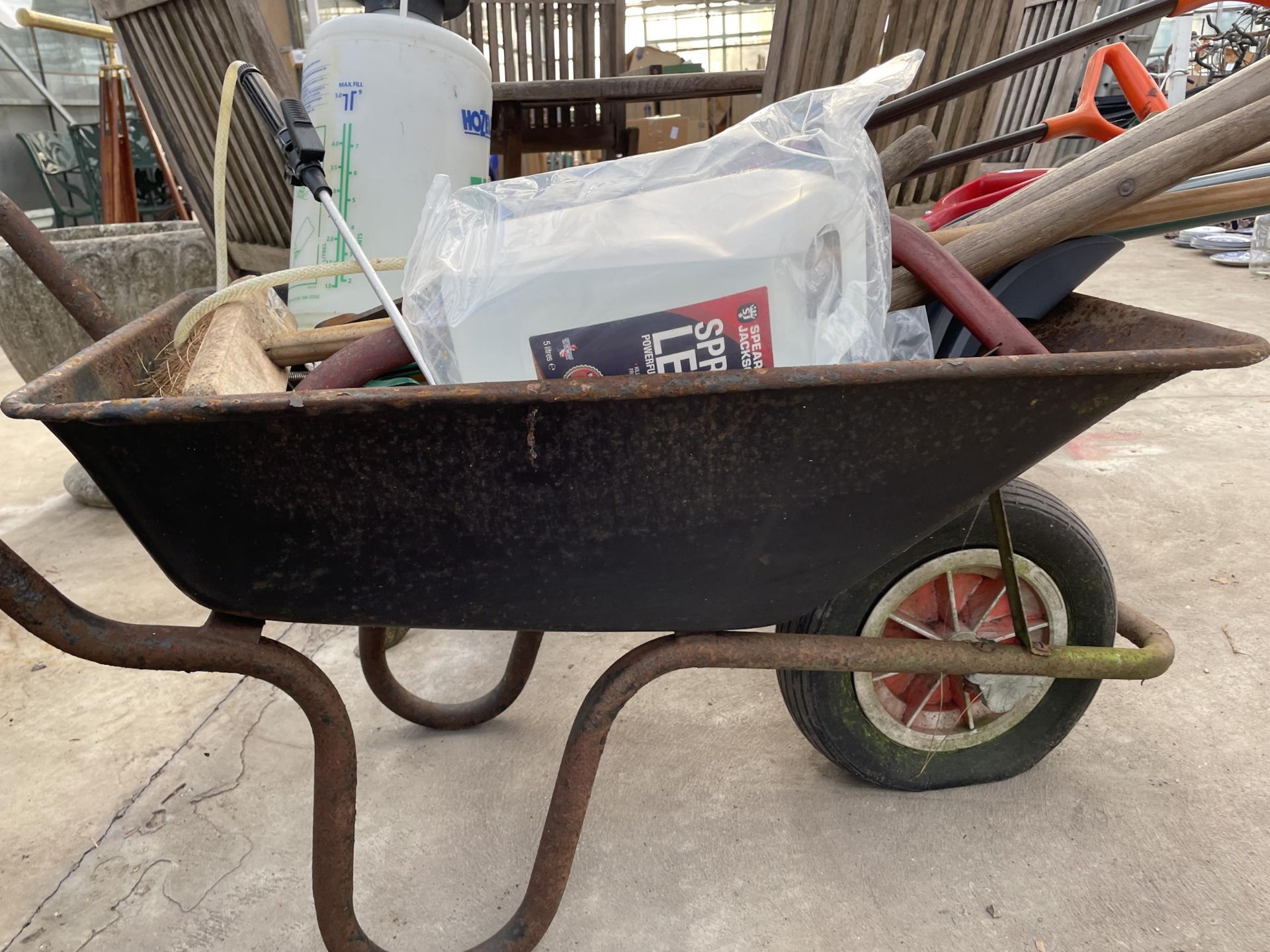 A METAL WHEEL BARROW CONTAINING AN ASSORTMENT OF GARDEN TOOLS TO INCLUDE SPADES, FORKS AND BRUSHES - Image 3 of 3