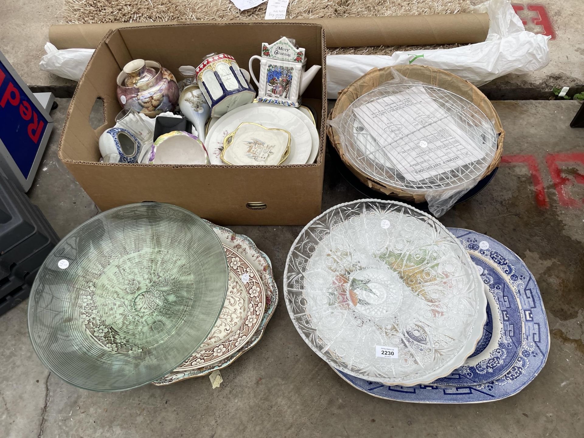 AN ASSORTMENT OF CERAMIC AND GLASS WARE TO INCLUDE BLUE AND WHITE MEAT PLATES ETC