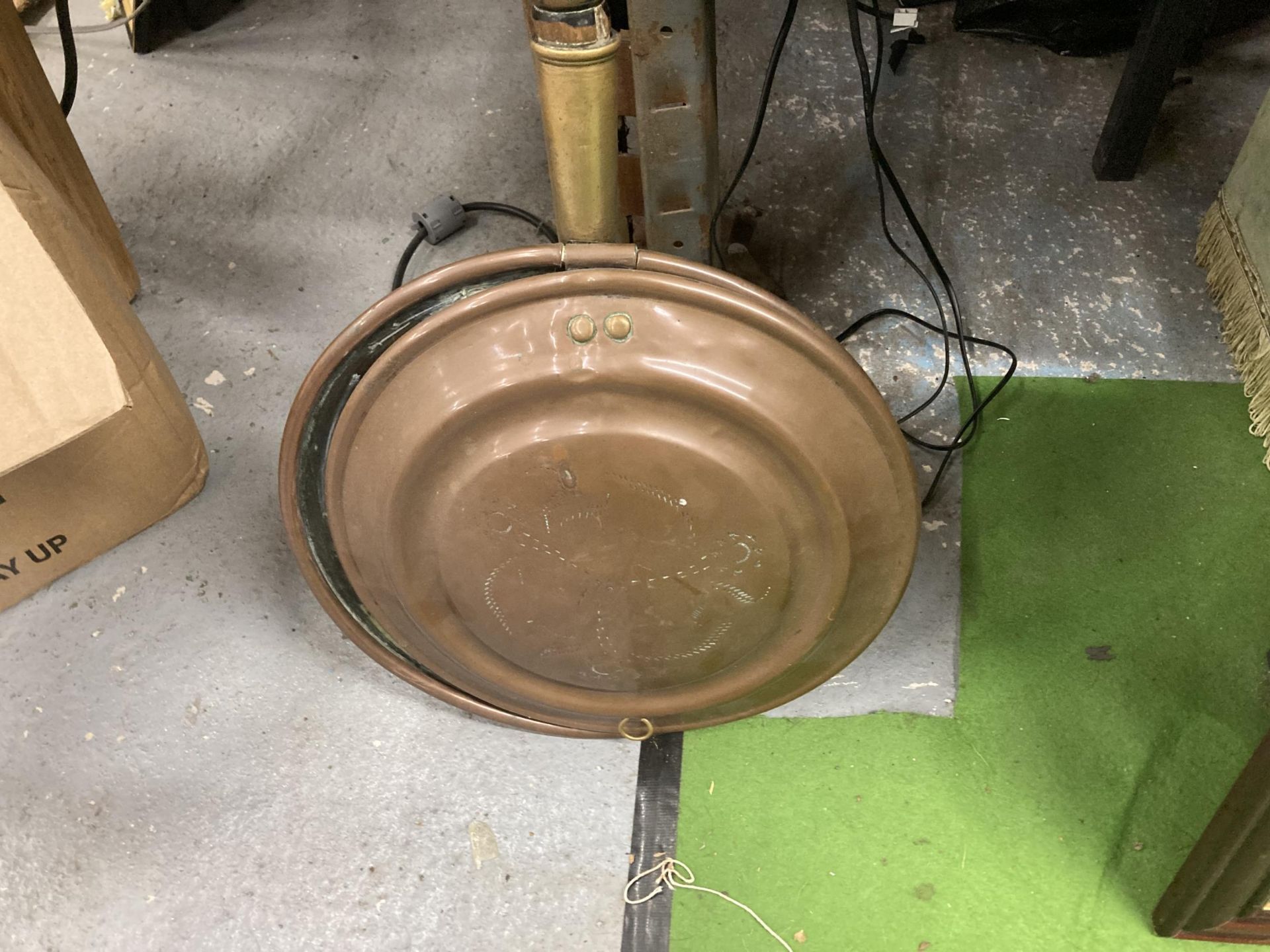 A VINTAGE COPPER BED WARMING PAN - Image 3 of 3