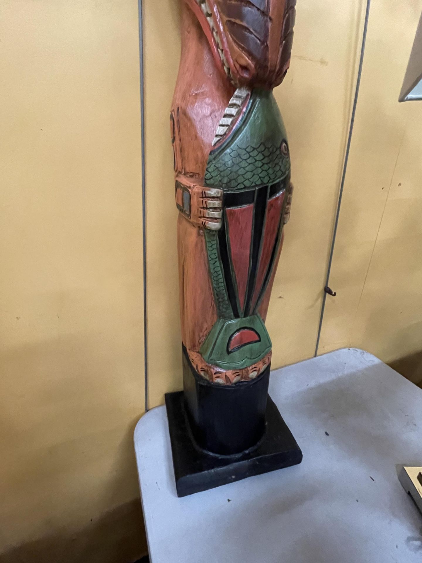 A LARGE WOODEN TOTEM POLE FIGURE - Image 4 of 4