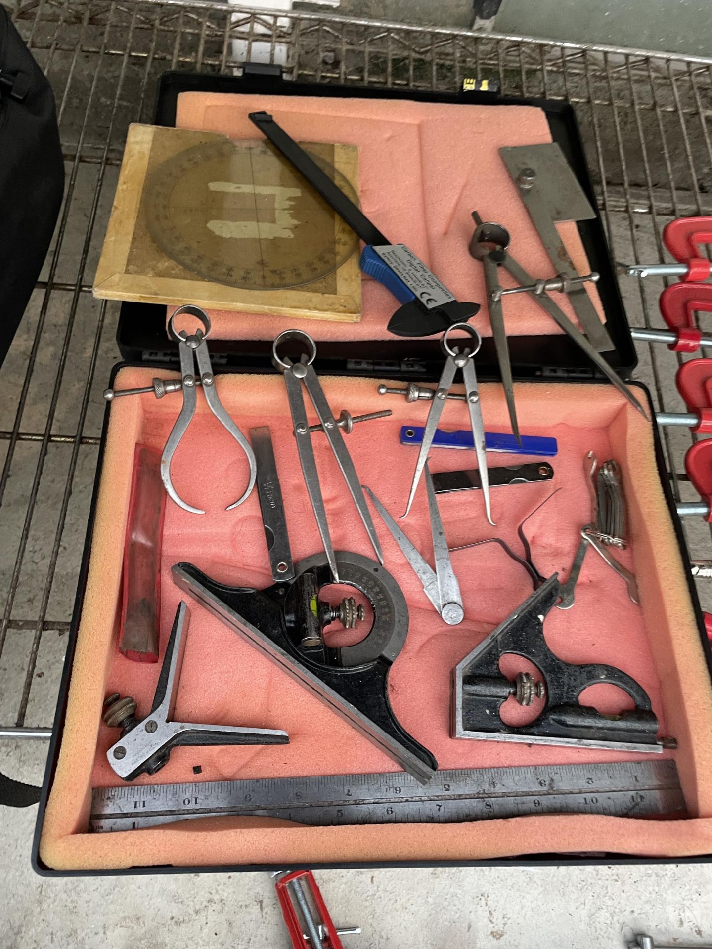 AN ASSORTMENT OF TOOLS TO INCLUDE MEASURING CALIPERS AND SET SQUARES ETC