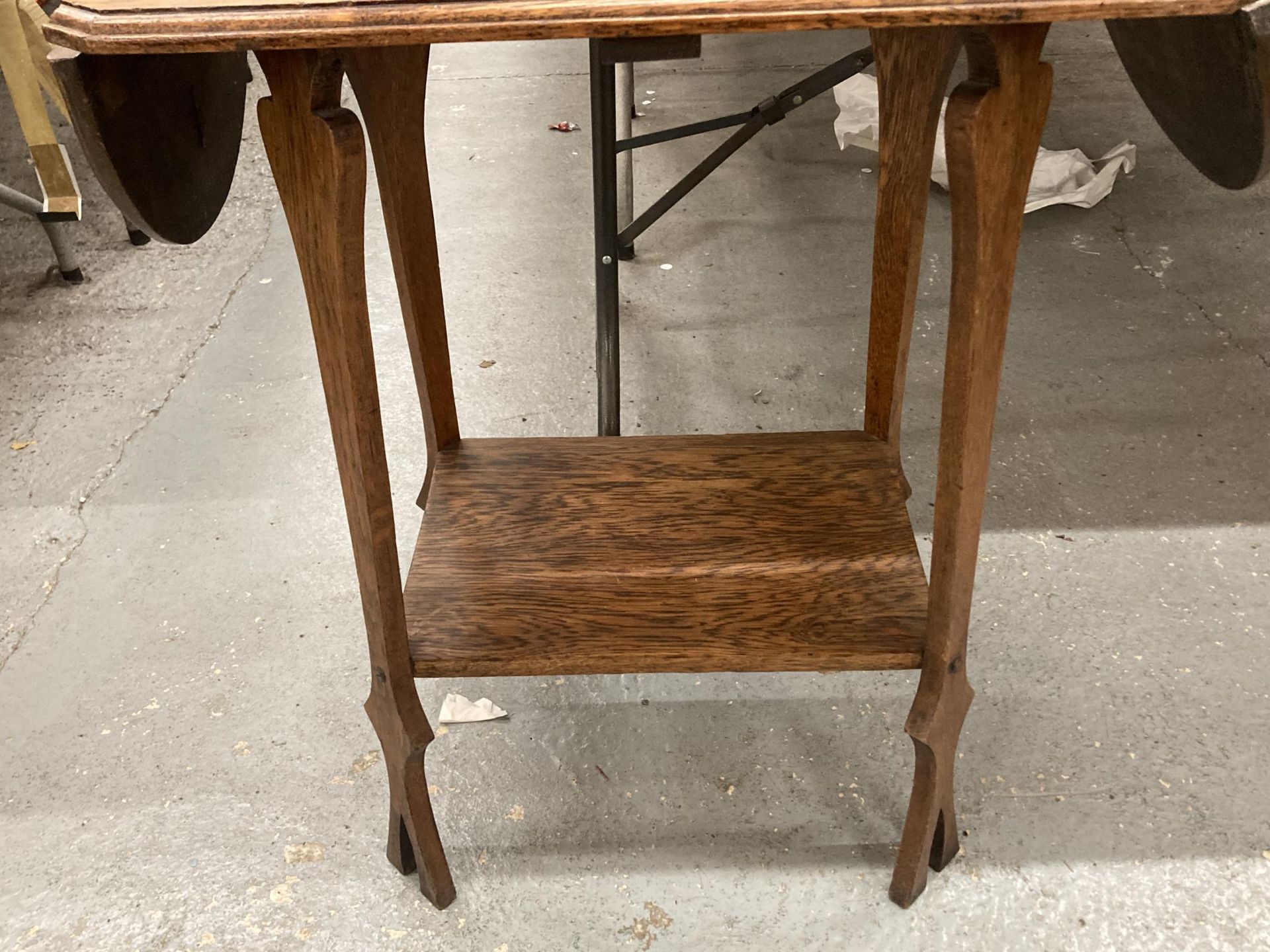 AN ARTS AND CRAFTS OAK SIDE TABLE - Image 3 of 3