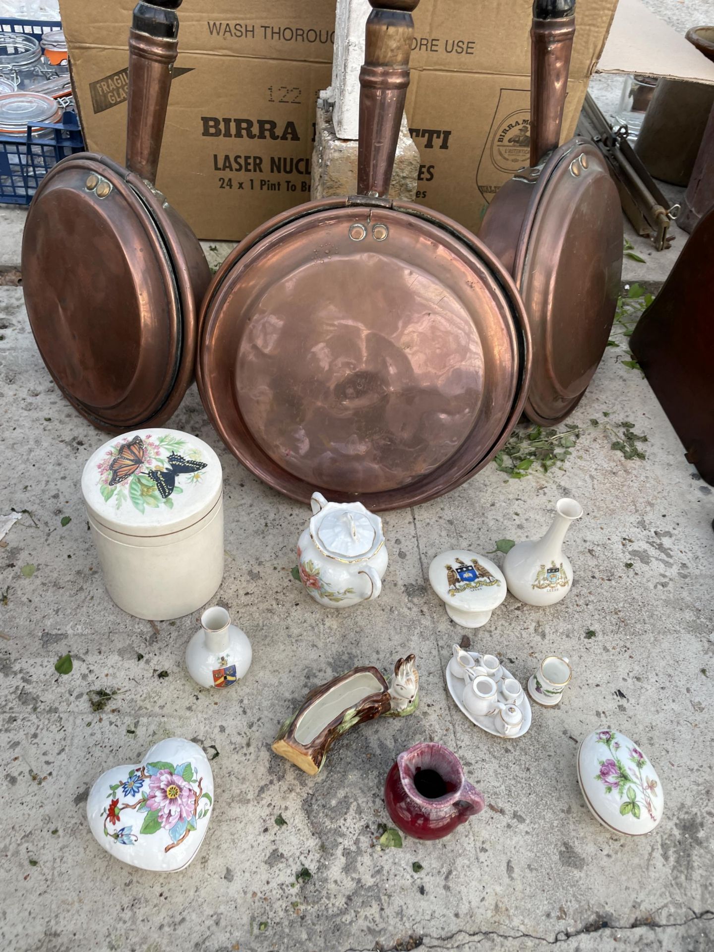 THREE COPPER BED WARMING PANS AND AN ASSORTMENT OF CERAMICS - Image 2 of 2