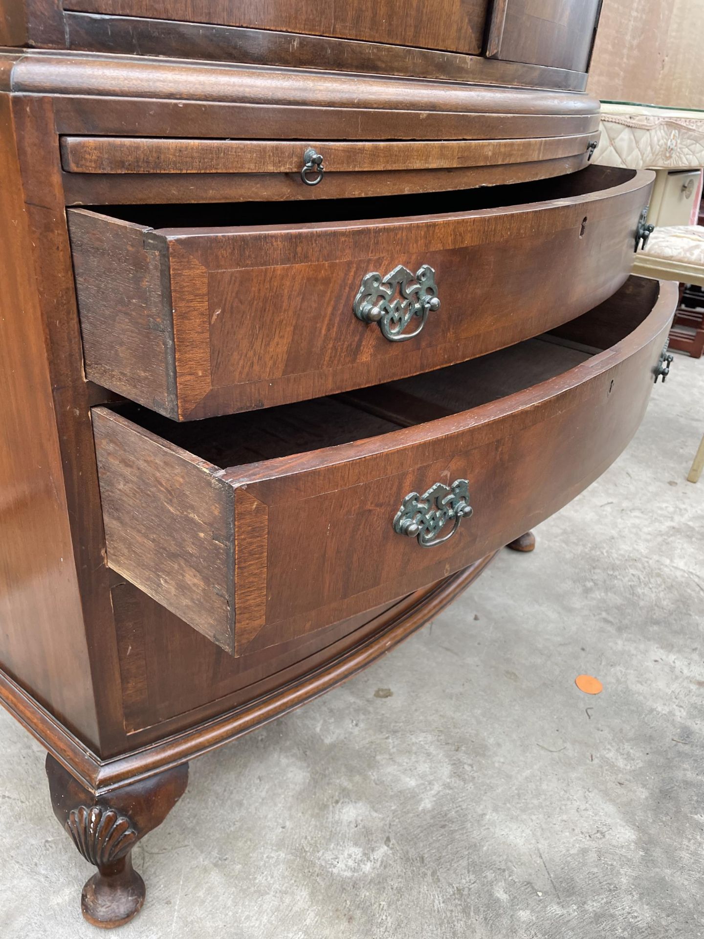 A 19TH CENTURY MAHOGANY AND CROSSBANDED BOWFRONTED PRESS STYLE CUPBOARD WITH THREE GRADUATED DRAWERS - Image 4 of 6