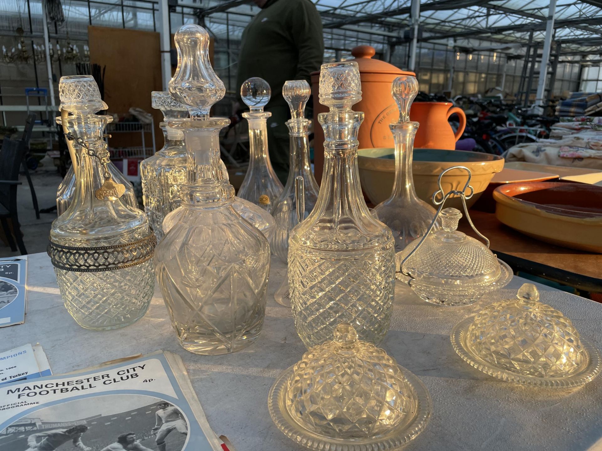 AN ASSORTMENT OF GLASS WARE TO INCLUDE DECANTORS AND BOWLS ETC - Image 3 of 4