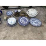 AN ASSORTMENT OF CERAMICS TO INCLUDE SEVERAL BLUE AND WHITE PLATES ETC