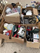 AN ASSORTMENT OF HOUSEHOLD CLEARANCE ITEMS TO INCLUDE CERAMICS AND KITCHEN ITEMS ETC