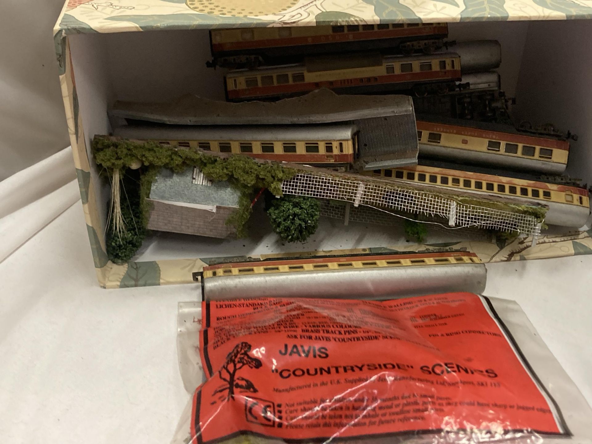 TWO BOXED MODELS OF LEOPOLD GERMAN RAILWAY GUNS AND A QUANTITY OF N-GAUGE RAILWAY CARRIAGES, - Image 6 of 8