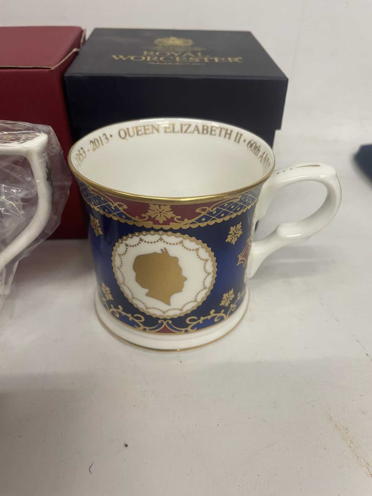 FOUR BOXED COMMEMORATIVE ITEMS TO INCLUDE TWO ROYAL WORCESTER MUGS, CAVERSALL CROWN ETC - Image 4 of 5