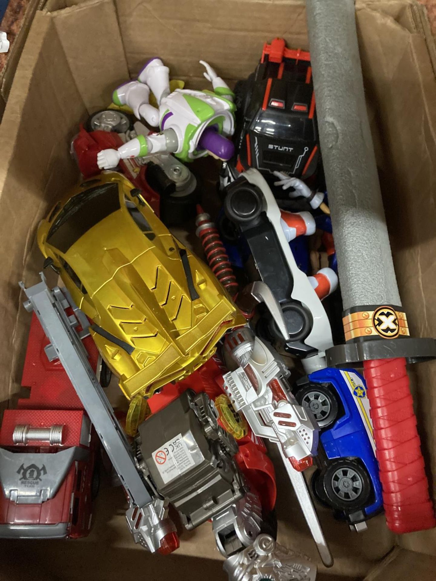 A MIXED LOT OF TOYS TO INCLUDE SONIC THE HEDGEHOG, POLICE CAR, DINOSAUR BLASTER, STEAM TRAIN, ETC., - Image 2 of 2