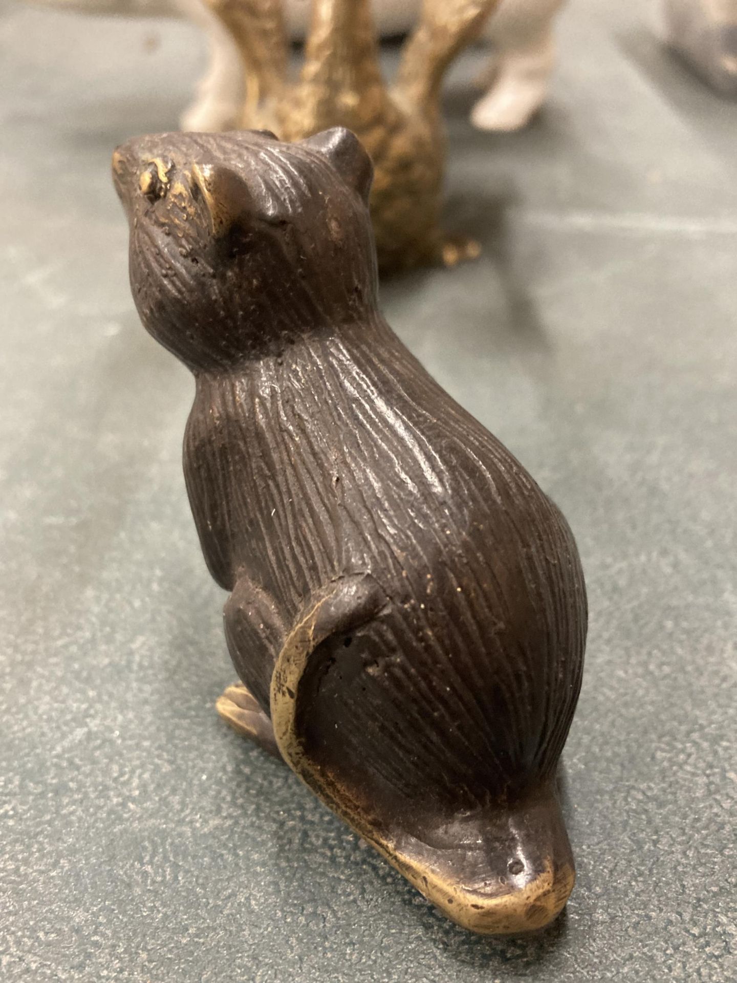 A SMALL BRONZE MODEL OF A MOUSE - Image 3 of 4