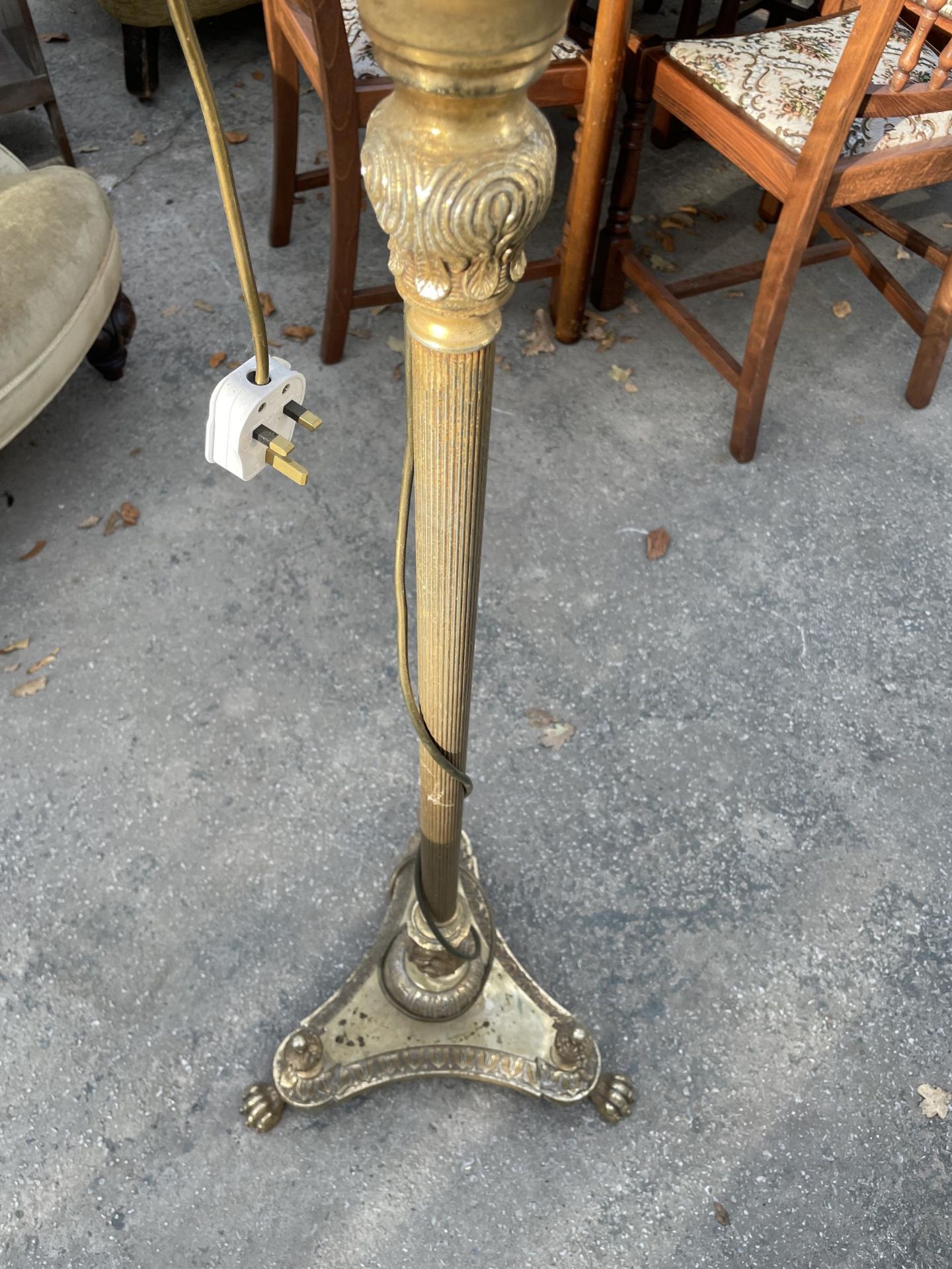 A METALWARE STANDARD LAMP ON CLAW FEET - Image 3 of 6