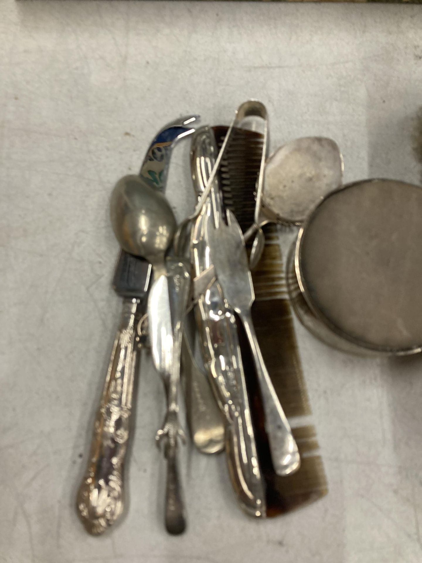 VARIOUS SILVER ITEMS TO INCLUDE TWO BRUSHES A PIN CUSHION AND SEVERAL ITEMS OF FLATWARE ETC - Image 4 of 6