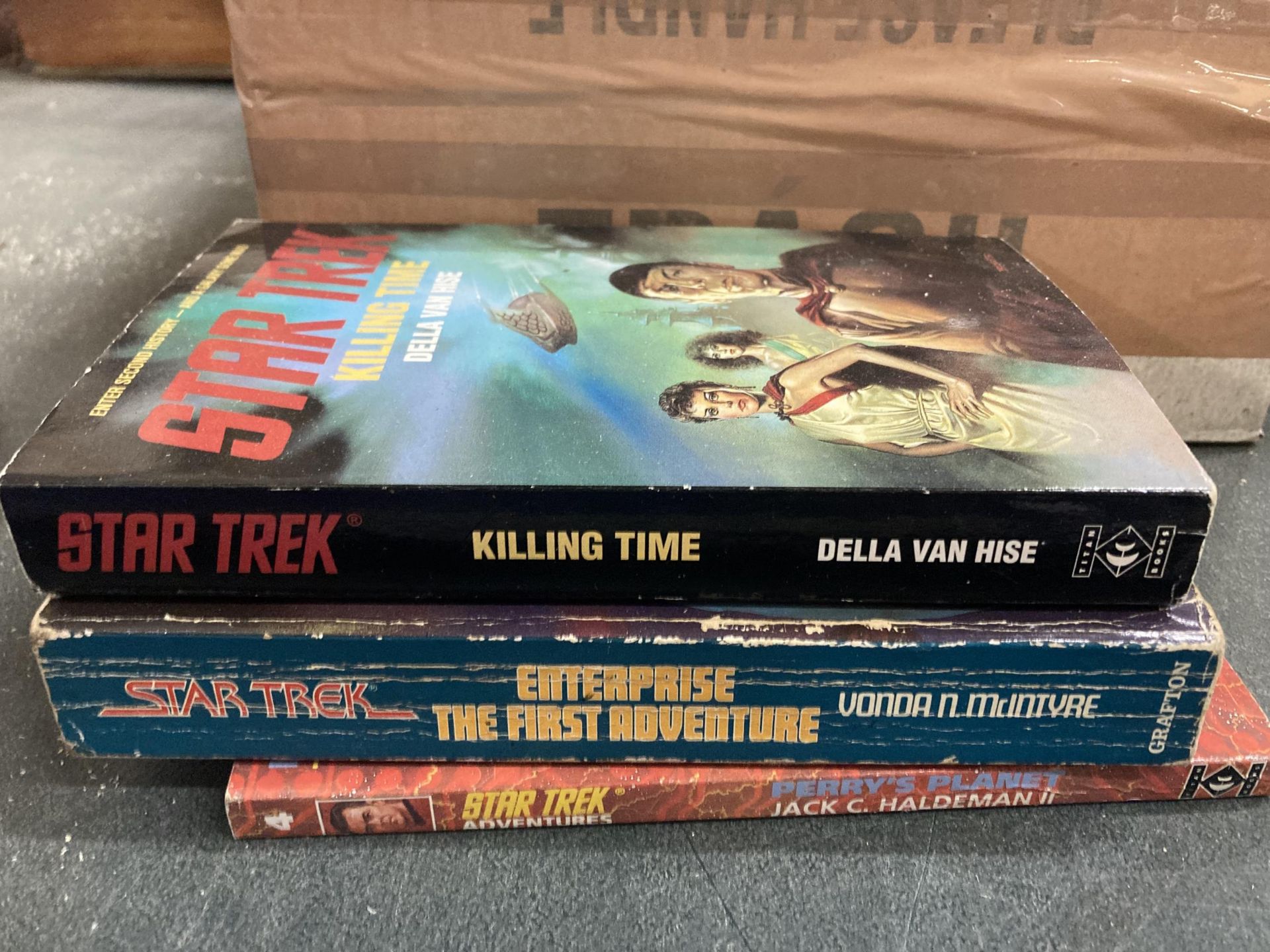 A MIXED LOT OF BOOKS TO INCLUDE TRAINS AND STAR TREK - Image 2 of 6