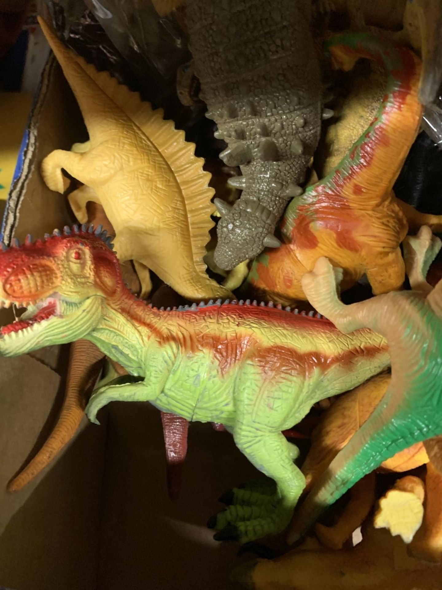 A LARGE QUANTITY OF TOY DINOSAUR FIGURES - Image 2 of 3