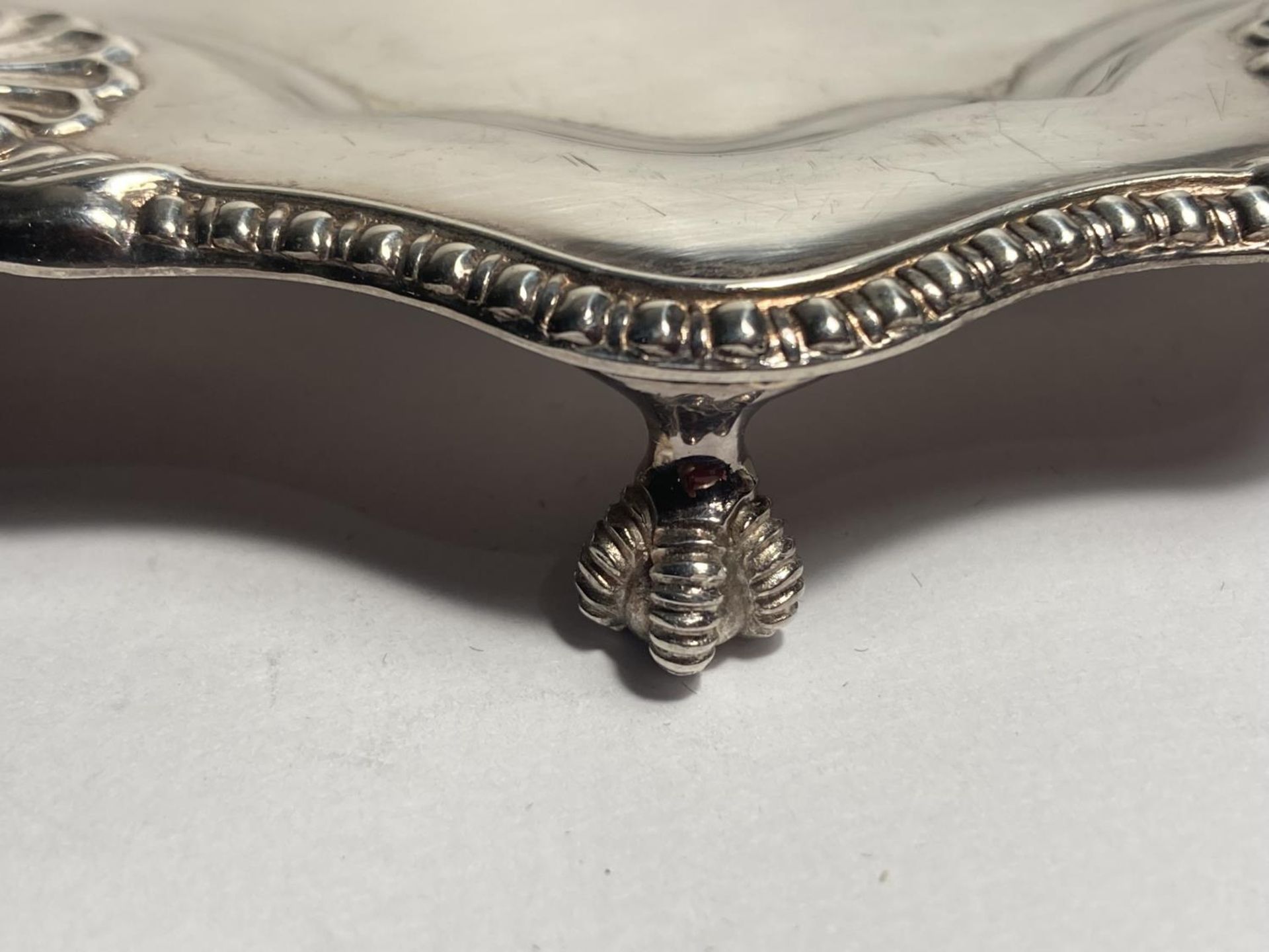 A HALLMARKED SHEFFIELD (ROSE) SALVER WITH THREE BALL AND CLAW FEET - Image 5 of 5