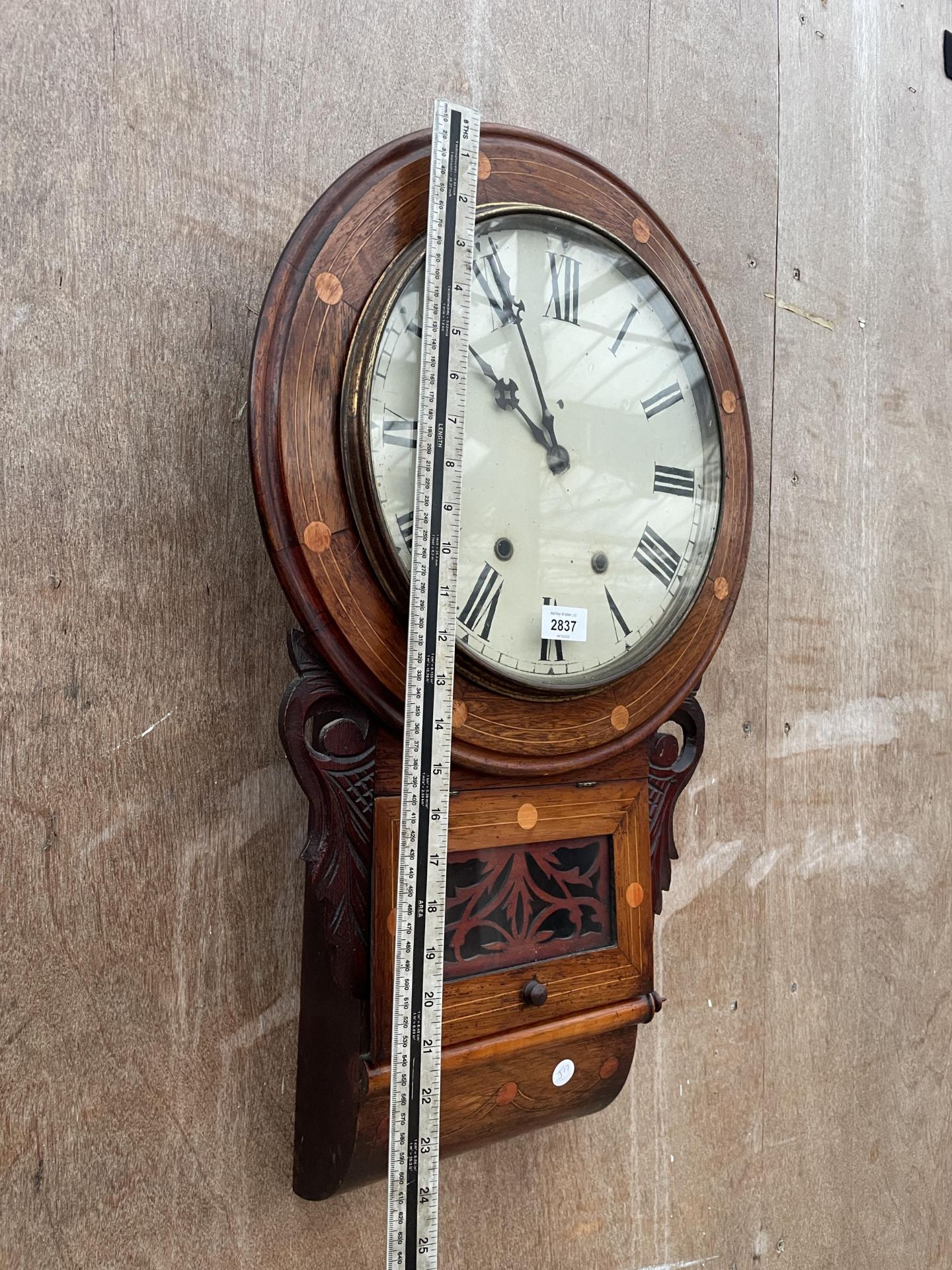 A VICTORIAN EIGHT-DAY WALL CLOCK WITH ENAMEL DIAL AND ROMAN NUMERALS - Image 4 of 4