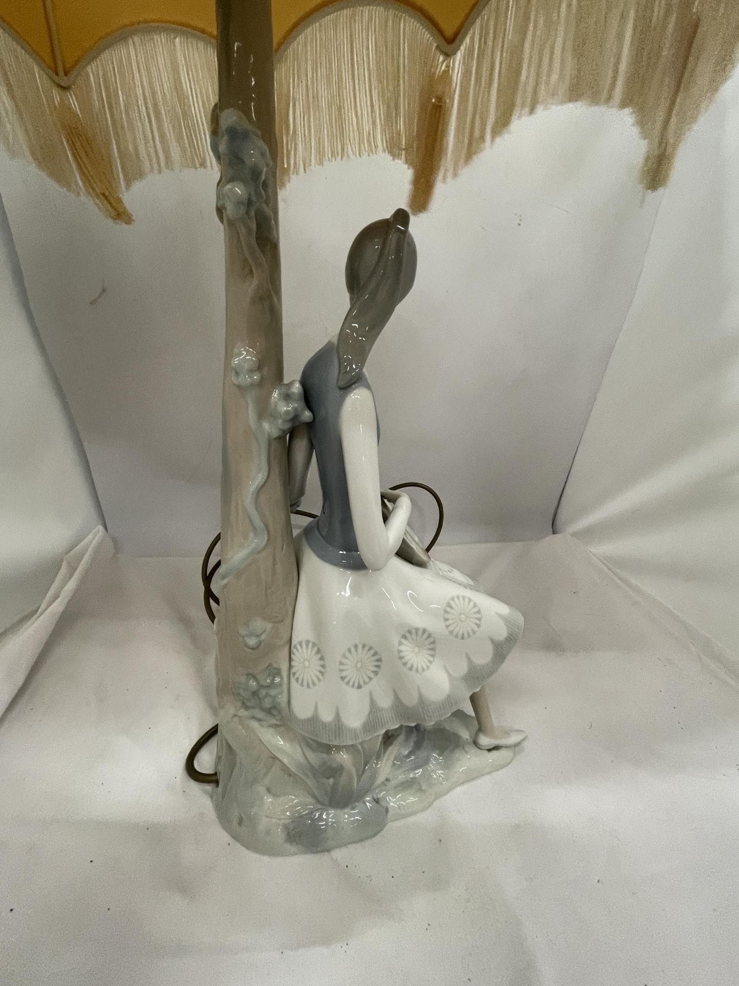 A LLADRO LAMP - THE FIGURE OF A GIRL PLAYING A MANDOLIN WITH A CREAM SHADE - Image 4 of 5