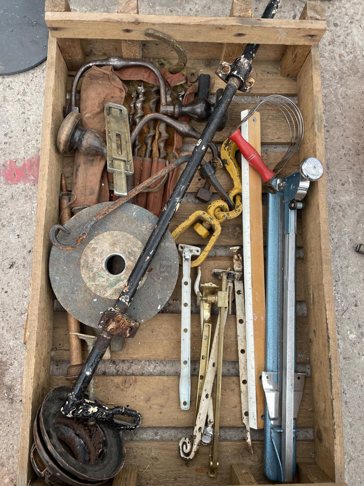 AN ASSORTMENT OF ITEMS TO INCLUDE WINDOW LATCHES, TRAYS AND CUTTING BLADES ETC - Bild 2 aus 4