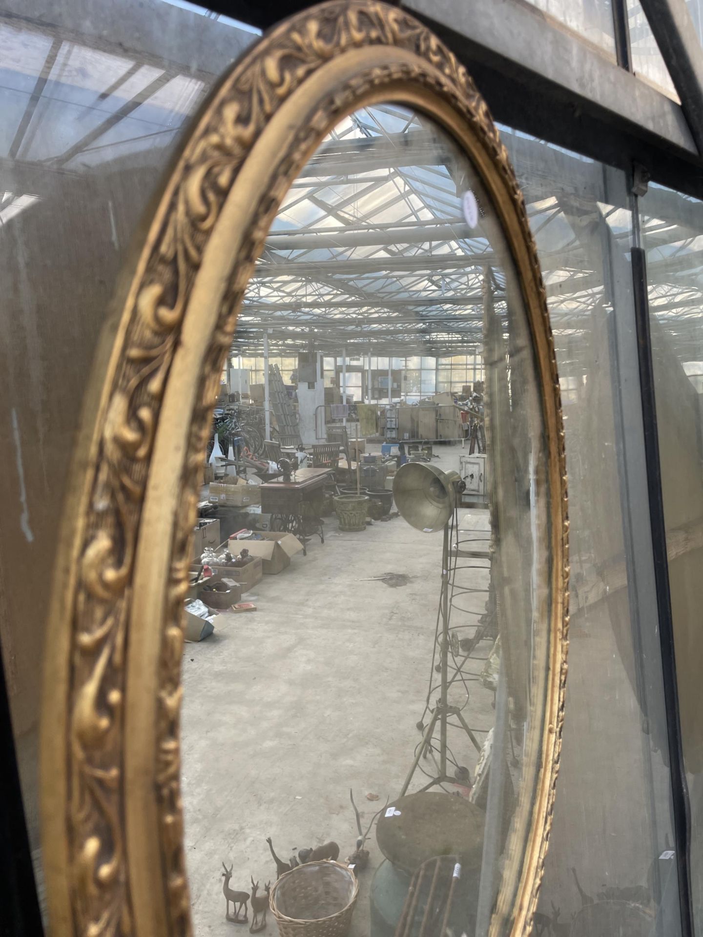 A DECORATIVE OVAL GILT FRAMED WALL MIRROR - Image 3 of 3