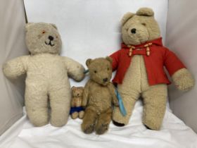 FOUR VINTAGE COLLECTABLE TEDDY BEARS, ONE BEING VERY OLD