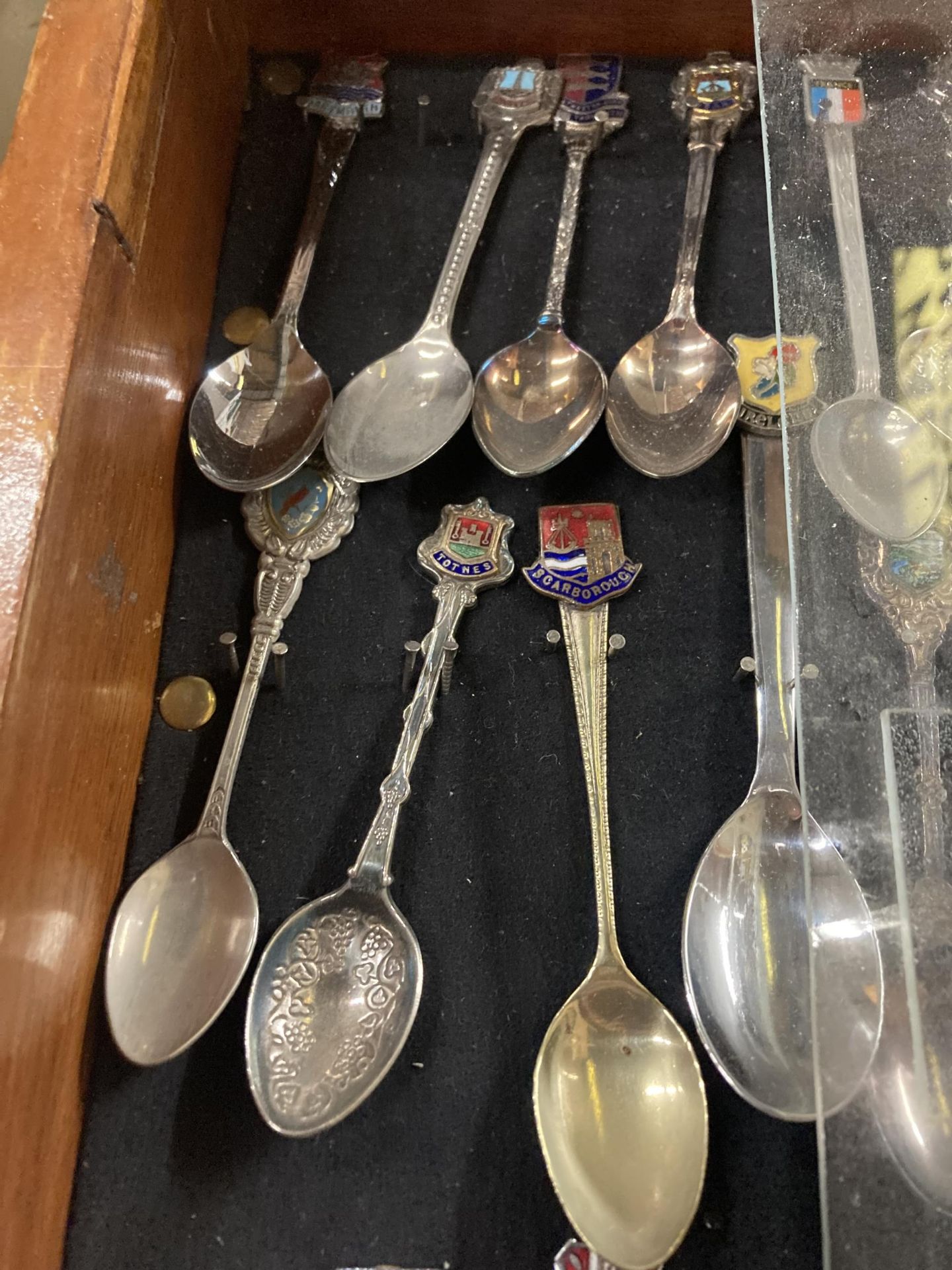 THREE VINTAGE DISPLAY CASES CONTAINING ASSORTED COLLECTABLE SILVER PLATED TEASPOONS - Image 6 of 6