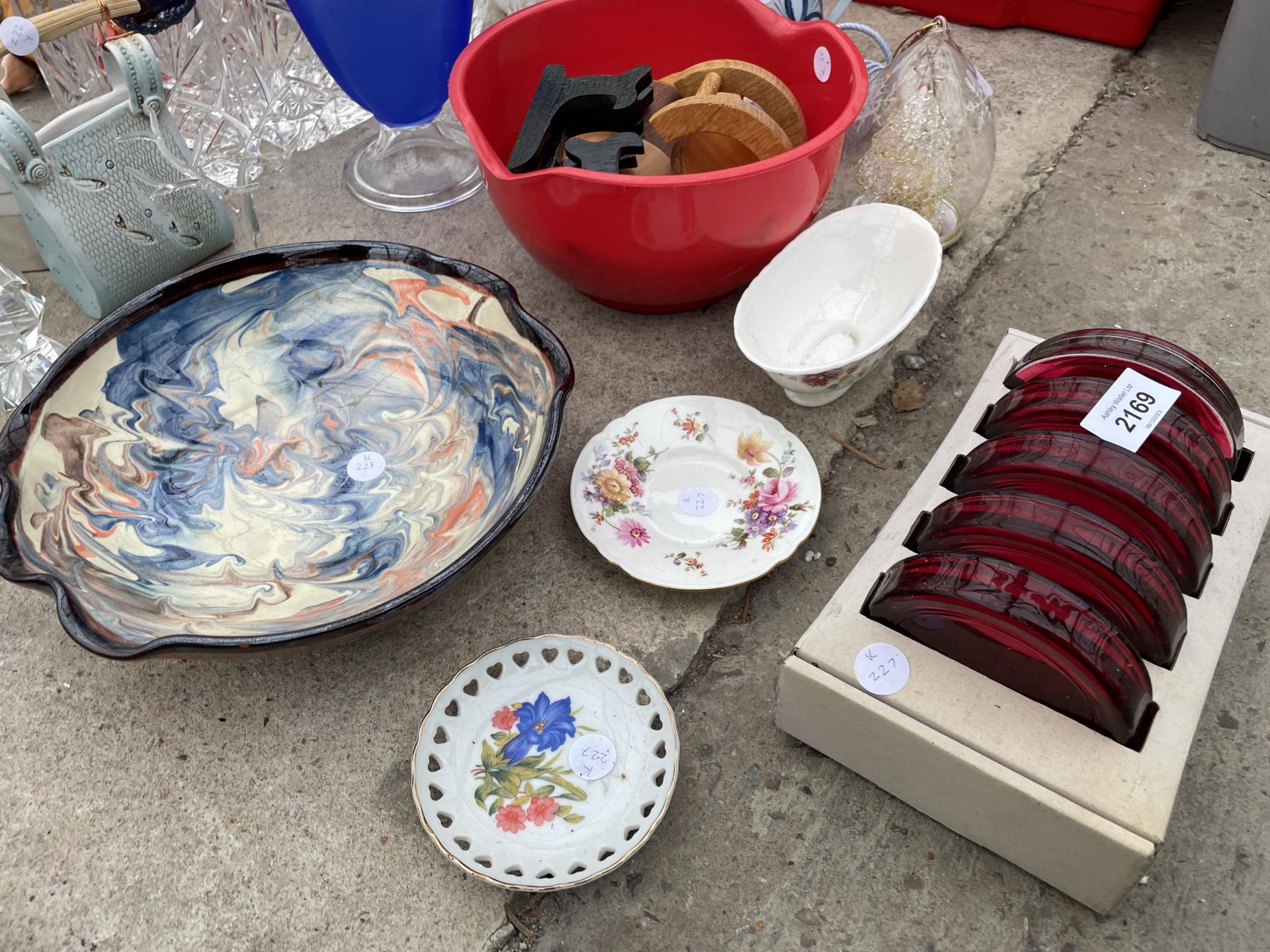 AN ASSORTMENT OF CERAMICS AND GLASS WARE TO INCLUDE DECANTORS AND BOWLS ETC - Image 3 of 3