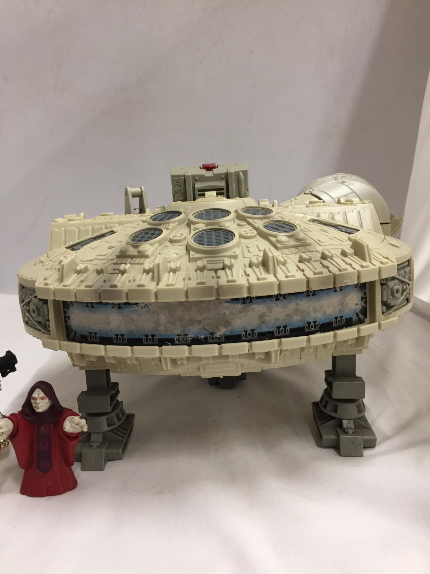 A STAR WARS MILLENIUM FALCON SPACE SHIP WITH FOUR FIGURES - Image 2 of 3