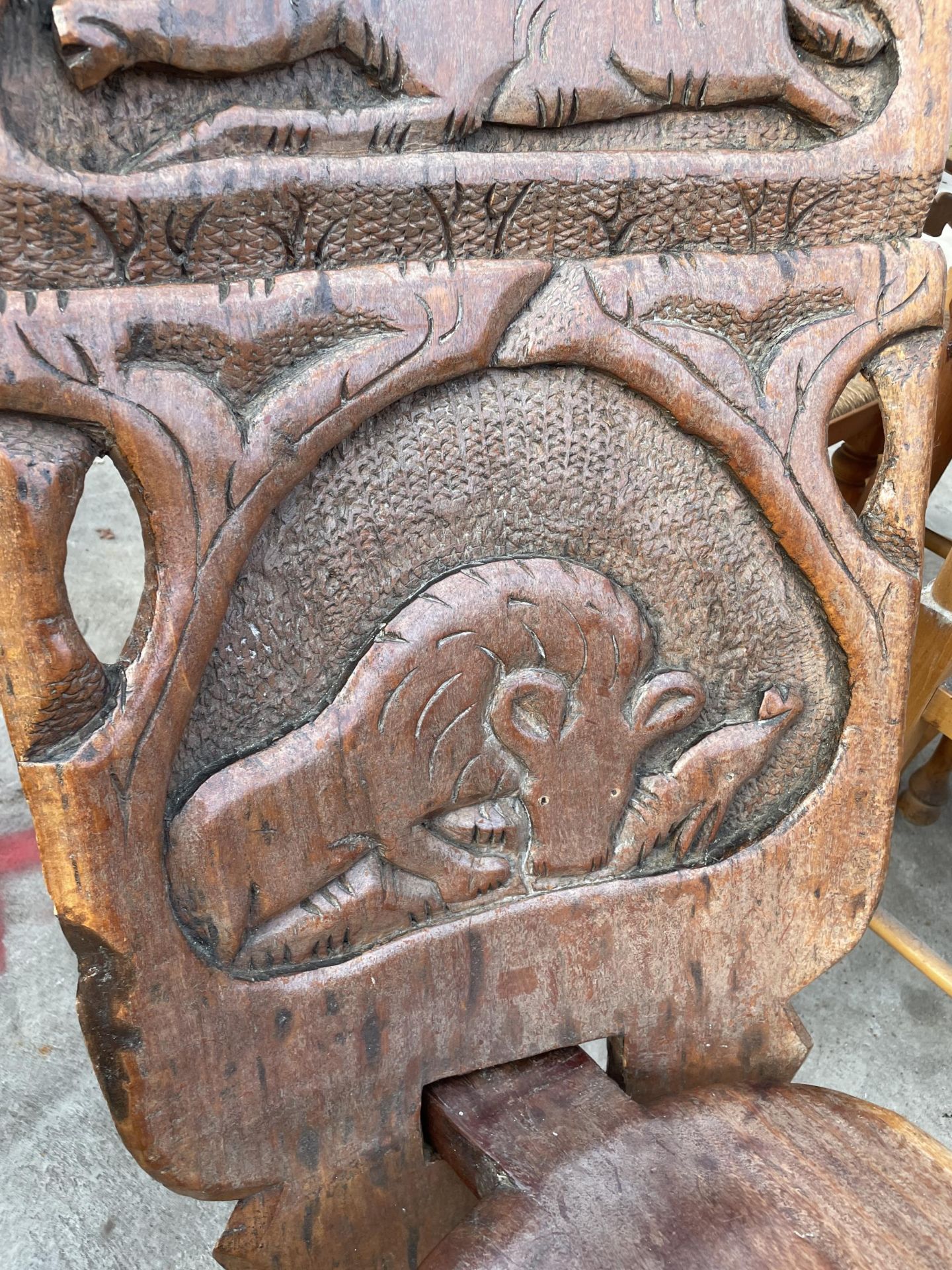 AN AFRICAN FOLDING TRIBAL CHAIR WITH WILD ANIMAL CARVINGS TO BACK - Image 4 of 4