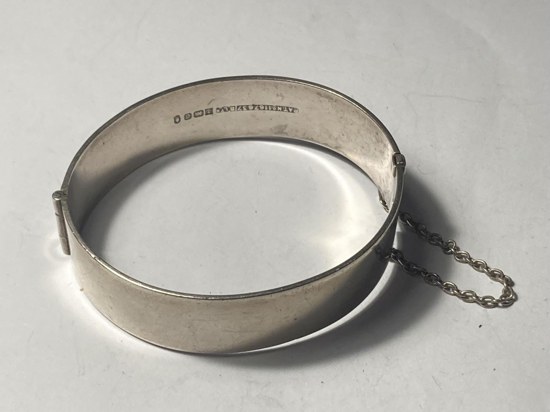 A HALLMARKED BIRMINGHAM SILVER BANGLE - Image 2 of 3