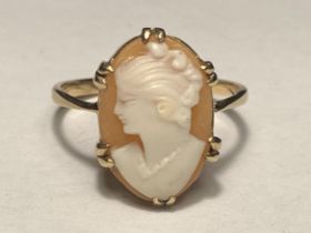 A 9 CARAT GOLD CAMEO RING SIZE Q