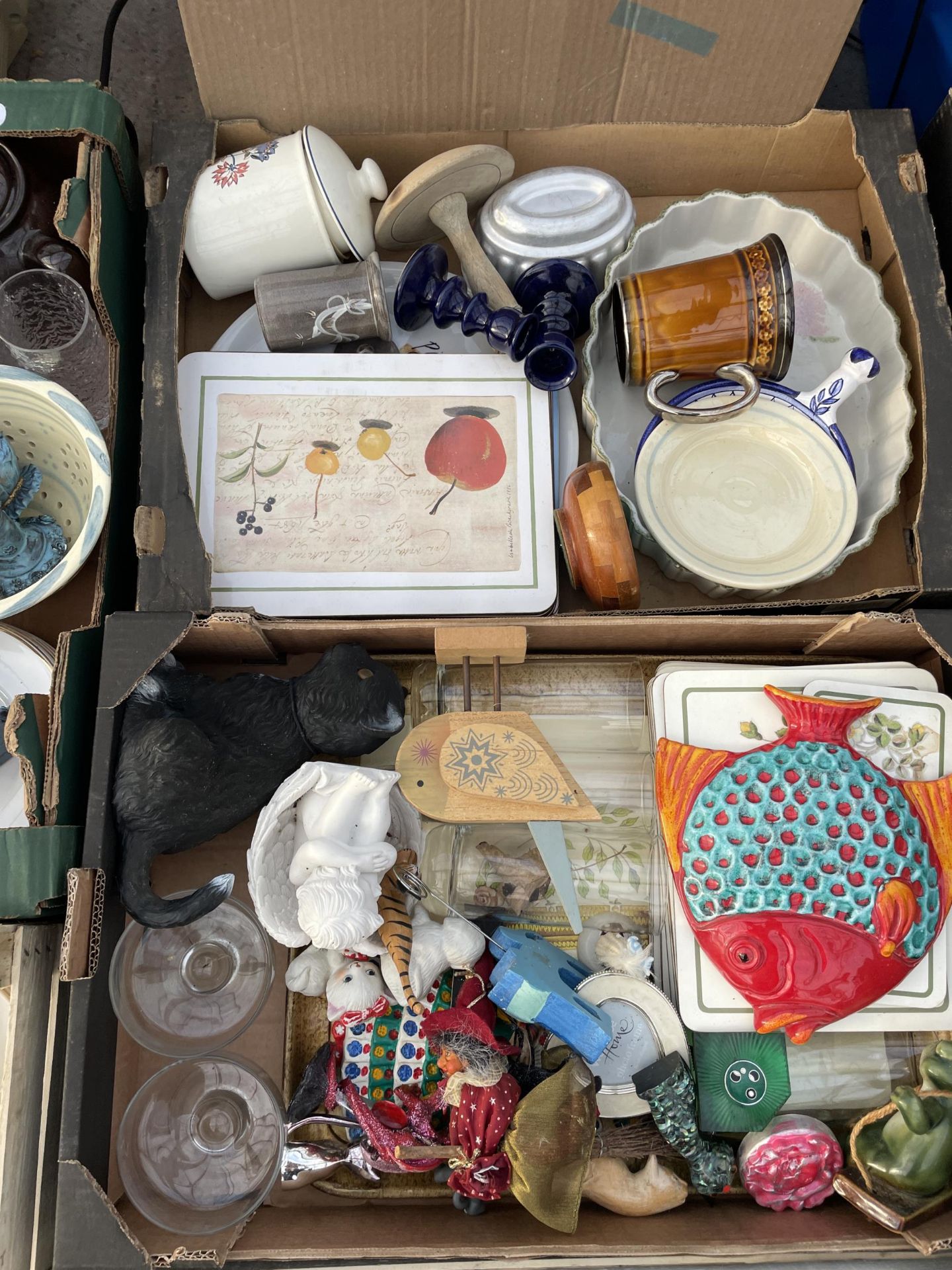 AN ASSORTMENT OF HOUSEHOLD CLEARANCE ITEMS TO INCLUDE CERAMICS AND GLASS WARE ETC - Image 2 of 5