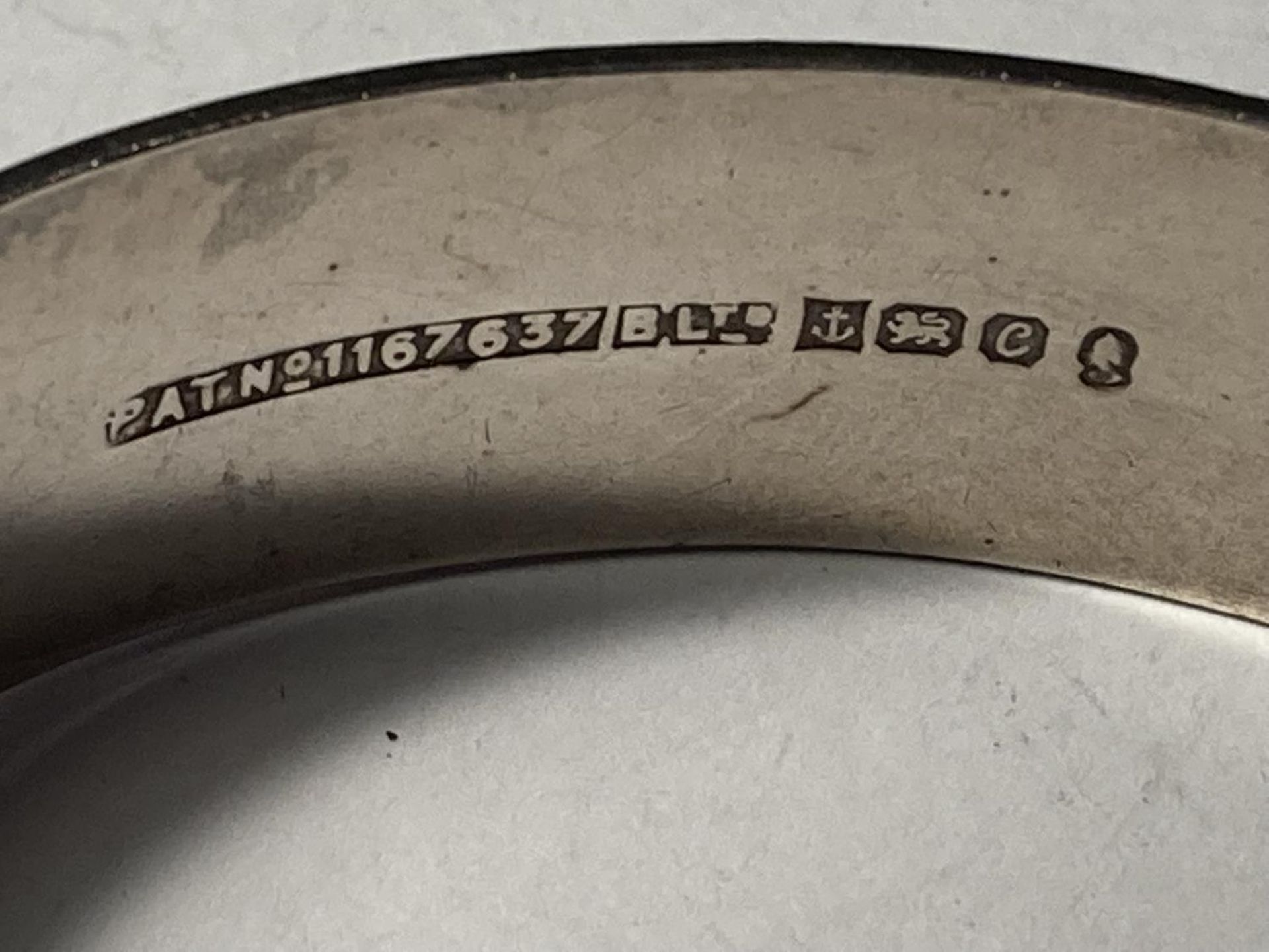 A HALLMARKED BIRMINGHAM SILVER BANGLE - Image 3 of 3