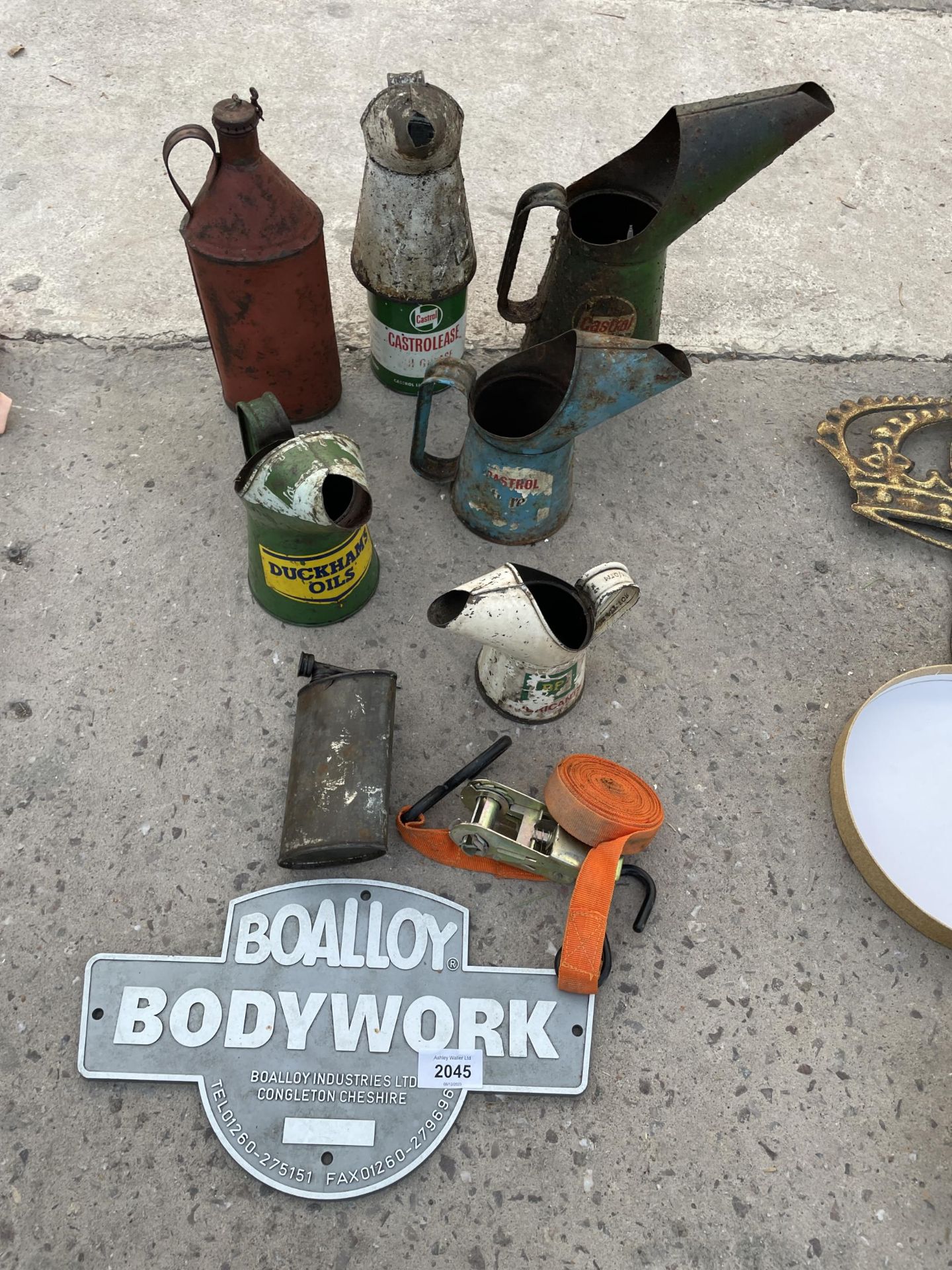 AN ASSORTMENT OF VINTAGE OIL CANS AND A METAL SIGN ETC