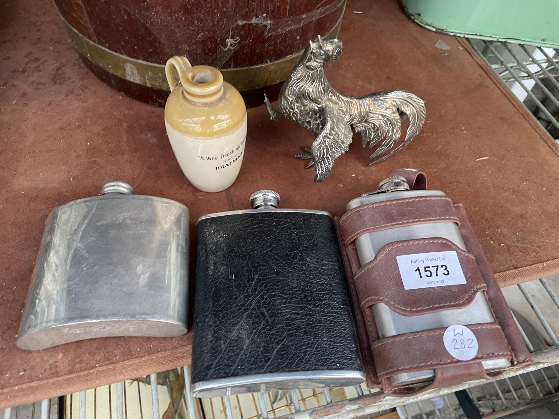AN ASSORTMENT OF ITEMS TO INCLUDE THREE HIP FLASKS AND A COCKEREL ETC