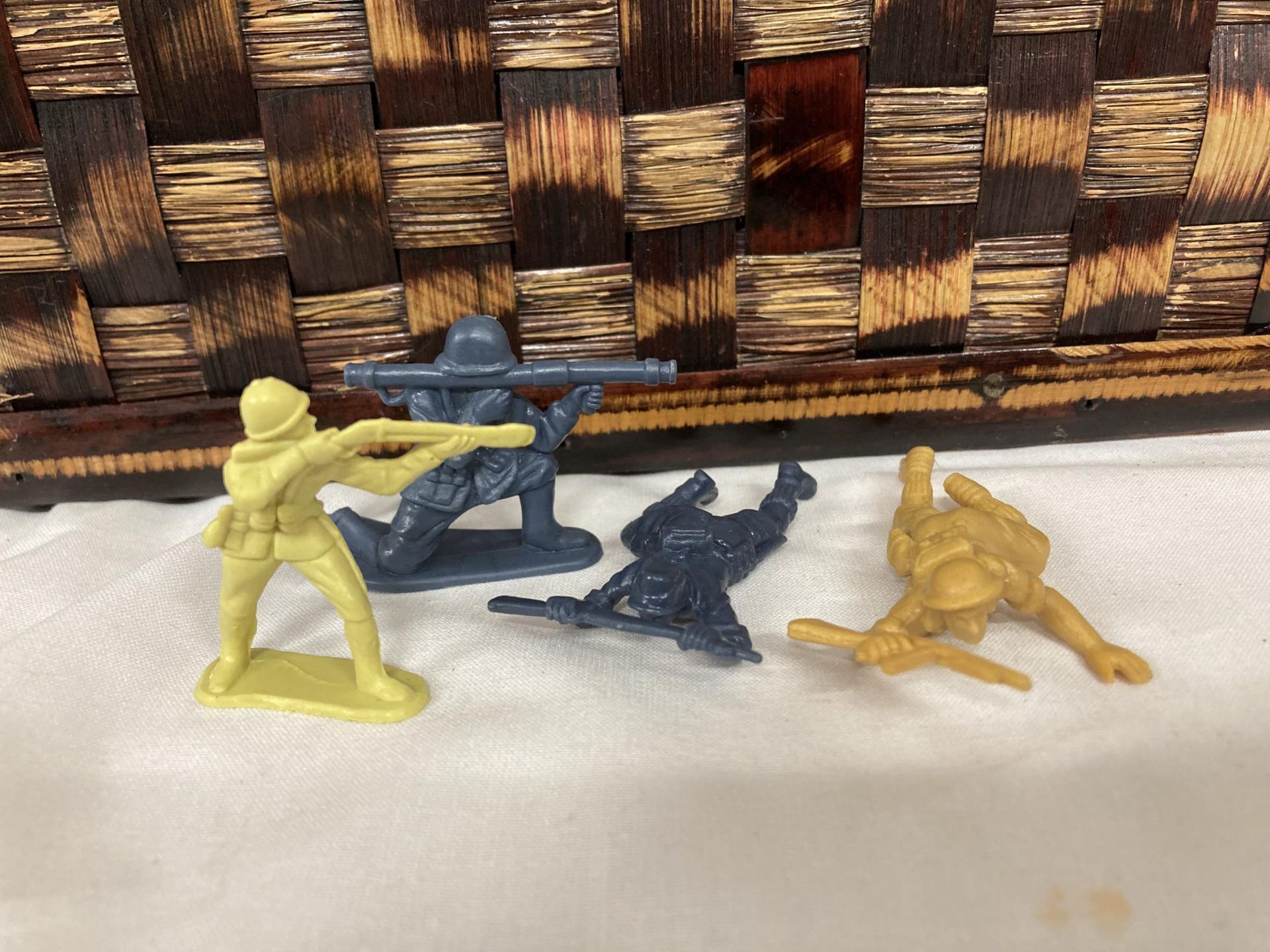 A QUANTITY OF PLASTIC SOLDIER FIGURES - Image 2 of 3