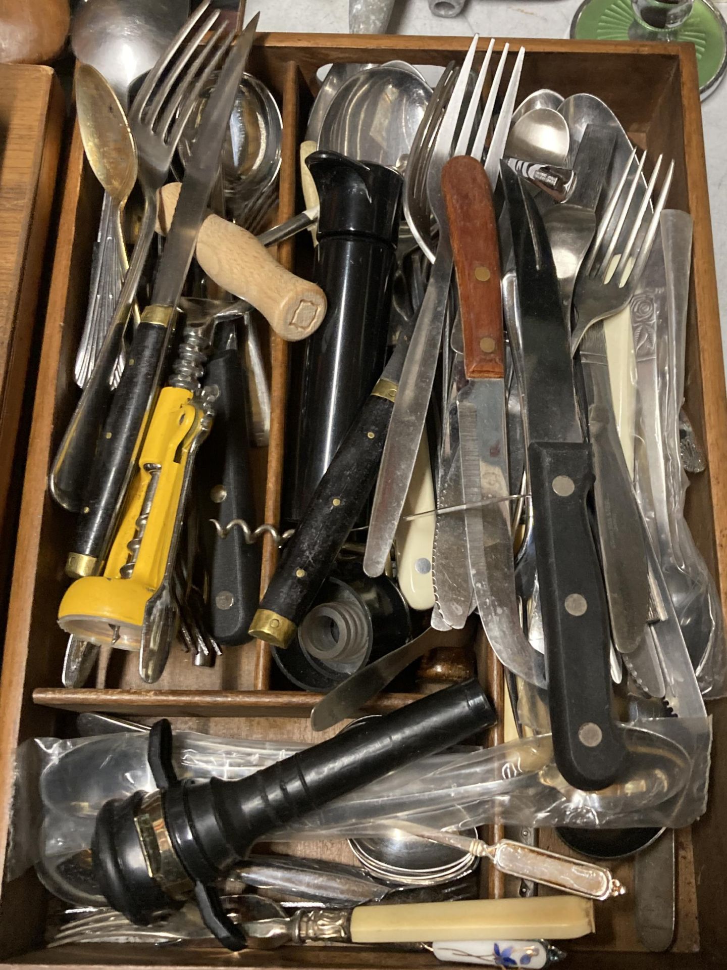 A LARGE LOT OF SILVER PLATE AND FLATWARE TO INCLUDE A CANDLEABRA, TRAYS, CANDLESTICKS, KNIVES, - Image 7 of 10