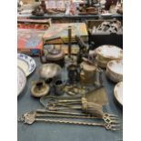 A MIXED LOT OF METAL WARES TO INCLUDE COPPER KETTLE, HAND HELD BURNERS, FIRESIDE ITEMS ETC