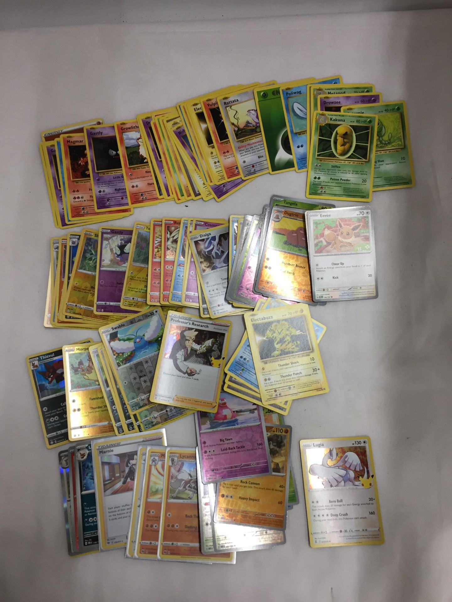 A COLLECTION OF POKEMON CARDS TO INCLUDE 50 HOLOS AND XY EVOLUTIONS