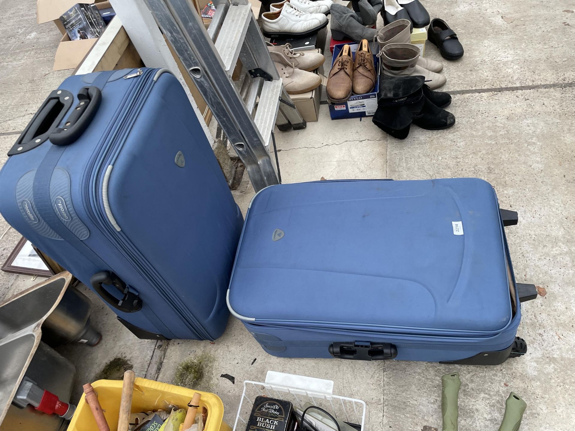 TWO AREOLITE WHEELED SUITCASES - Bild 2 aus 5