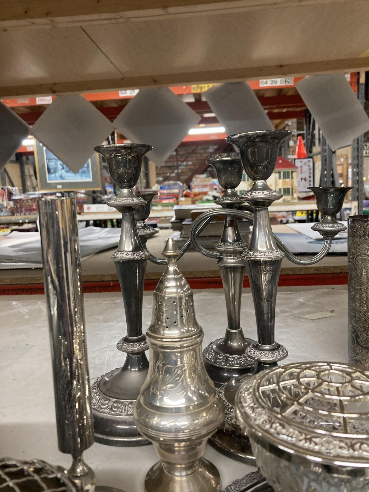 A LARGE QUANTITY OF SILVER PLATED ITEMS TO INCLUDE A CANDLEABRA, CANDLESTICKS, TRAY, ROSE BOWLS, - Image 2 of 4