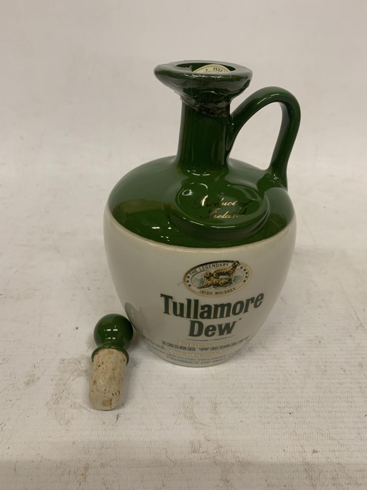A TULLAMORE DEW FINEST OLD IRISH WHISKEY IN A CERAMIC JUG, 700ML, BOXED